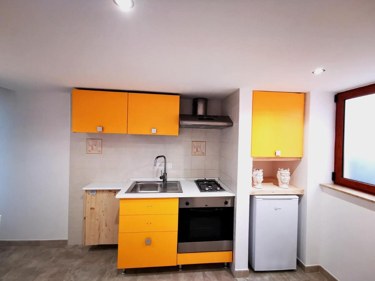 Guru House B&B Apartments Милаццо Экстерьер фото