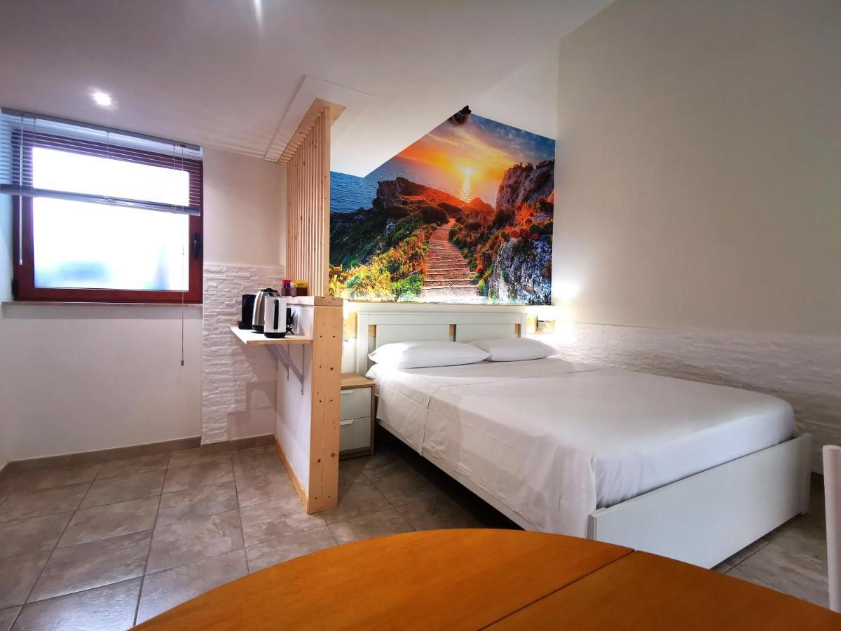 Guru House B&B Apartments Милаццо Экстерьер фото